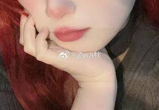 照片里，Zyra秋化身万圣节女巫，咒语是：重力太重！
