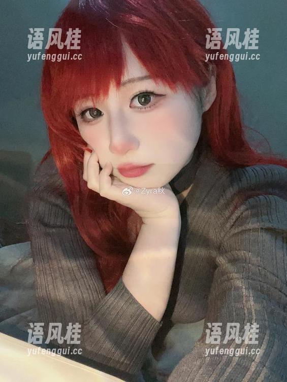 Zyra秋 照片里,Zyra秋化身万圣节女巫,咒语是:重力太重!