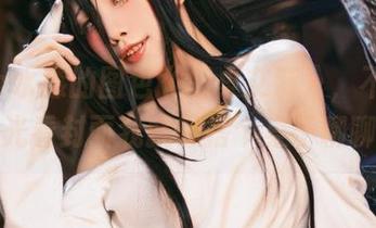 aqua水淼的图包《邻桌艾莉》，不多说，光看封面我就想搭个桌子聊聊。
