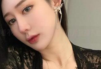微密圈 - 看不爱笑的赛琳穿网袜，图片簇拥下载的理想版