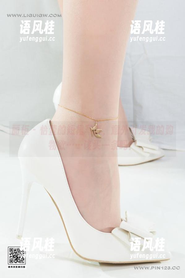 丽柜-怡萱 丽柜 - 怡萱的短裙写真,意外引发我的购物欲……该买一条吗?