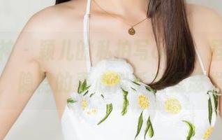 克拉女神 - 颖儿的私拍写óch，虽是秋意满溢，隐隐的春心似乎在瑟瑟发抖。