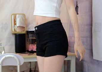 初夏女神 - 依依的体操服私拍套图，俏皮感满分，真想一探究竟！