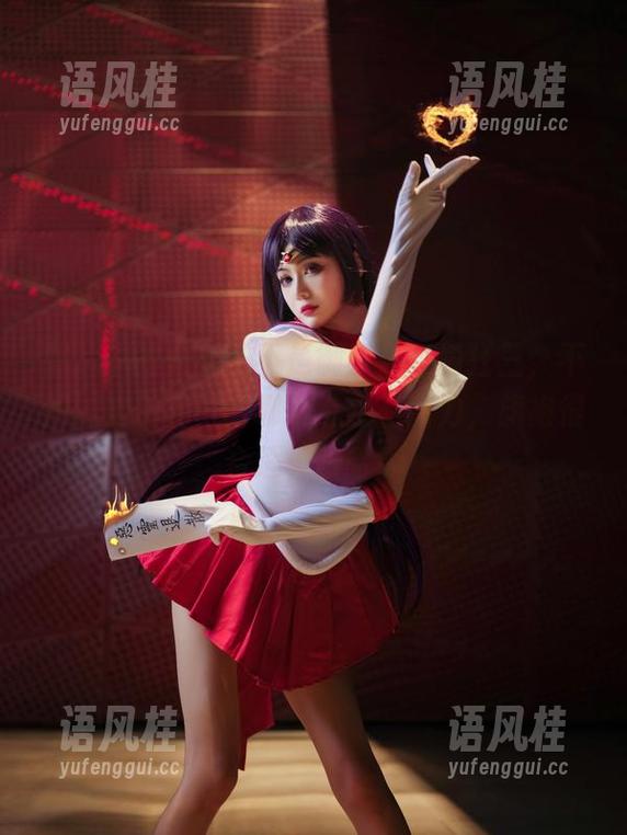 照片中的大梨子不是御姐与时崎狂三，不知道她们在讨论哪个选手有潜力，旗袍很合适，哈哈！