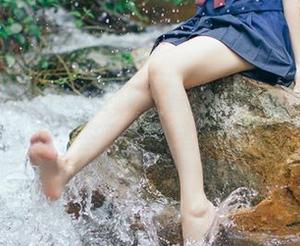 为啥小野妹子w浴缸里看起来那么惬意？原图给你个答案，或者更多疑问。