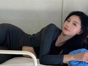微密圈 - 又来了，就是阿朱啊的短裙写真，绝对让人傻眼