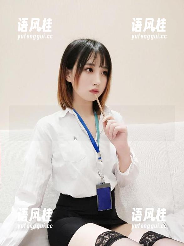 图库里的美腿，念雪ww的造型让我有种走错片场的错觉。