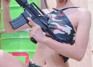 自然又尴尬：柳丸海边写真套图里的小插曲