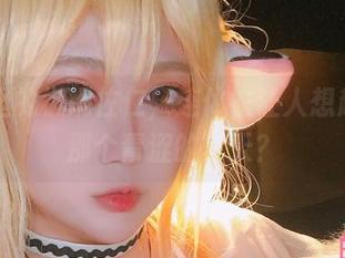 写真里的椒妮佐仁，连体衣让人想起……那个青涩的夏天？