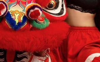 爱尤物 - 原图中的林小艺，霸气不再，浸在浴缸中竟自带一种慵懒的诗意。