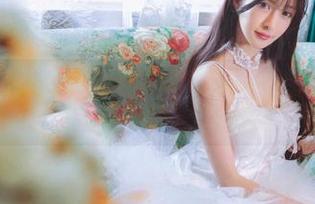 这套图里的王羽杉就像是从海里捡来的美丽，蕾丝连体比基尼也太撩人了吧。