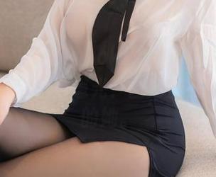 秀人网 - 林文文yooki的白裙写真，仿佛从梦里走出的那道光？图包里发现不一样的她。