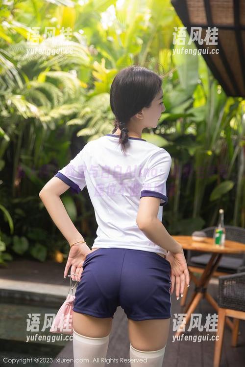 秀人网-白白Alina 秀人网 - 教室与白白Alina:意外全套写真,座位不够我用床