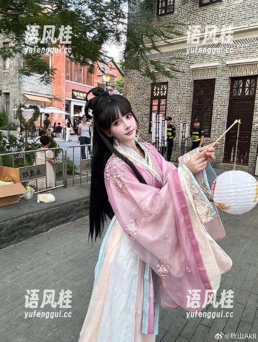 没钱也能追潮！秋山AkI的mirror彩云图包，一个‘免费’的绝佳选择！