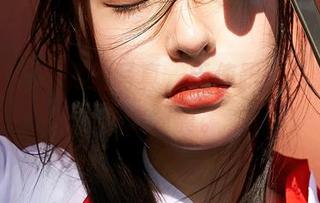 蜜桃社 - 美绪的写真，天使跟她合影得多小心翼翼。