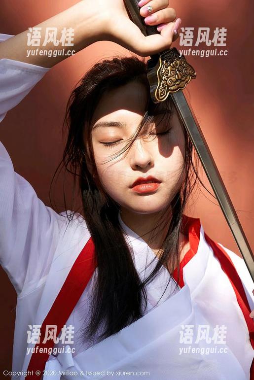 蜜桃社-美绪 蜜桃社 - 美绪的写真,天使跟她合影得多小心翼翼。