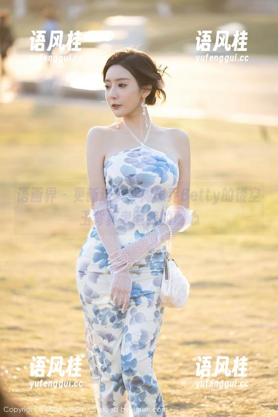 语画界-周思乔Betty 语画界 - 更新这事,周思乔Betty的镂空玉背真考验我的耐心