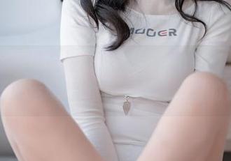 让我们一起沉浸在轩萧学姐的高清套图中，高开叉运动鞋给了我热血沸腾的错觉！