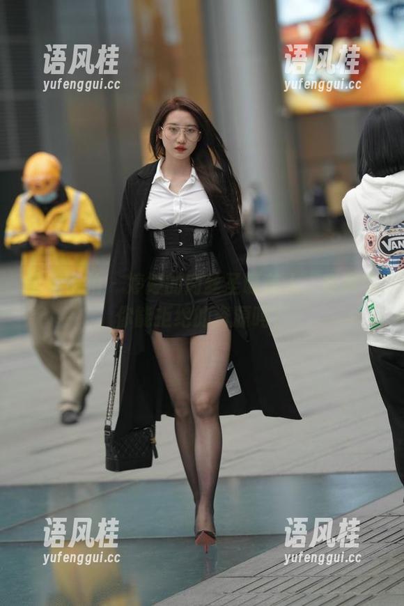 魔镜街拍-婷婷 魔镜街拍 - 婷婷的肉丝圣诞美人,寒风中你能拒绝的资源吗?