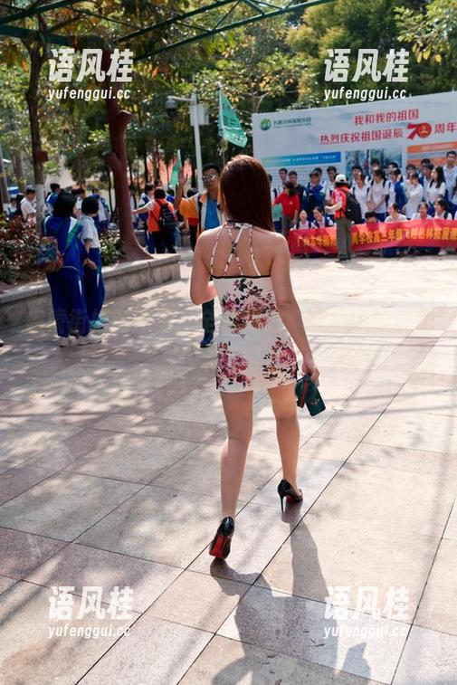 魔镜街拍 魔镜街拍的图集:全套释放,那紧致的美臀太惹眼