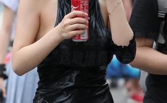 魔镜街拍：这图集中的牛仔热裤美女们让人看了想问，“这玻璃真适合穿着吗？”