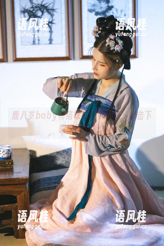 鹿八岁baby 鹿八岁baby和猫咪的不解之缘,点击下载原图再说!